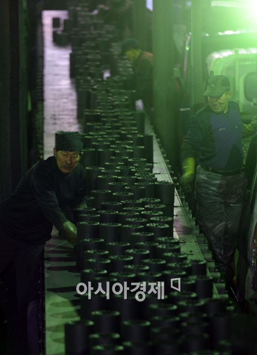 [포토]분주한 연탄 공장