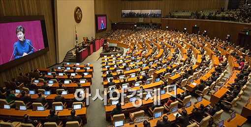 朴대통령 시정연설…野 "정답 없었다" 여야 대치 최고조