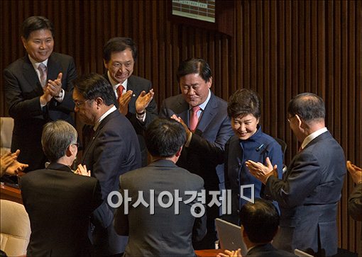 [포토]여당 박수만 받는 박근혜 대통령