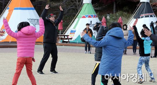 [포토] 류현진 '준비운동 철저하게~'