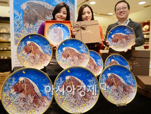 [포토]한국도자기, 제주풍경과 조랑말 담은 그림접시 선보여 