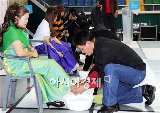 [포토]외국인 아내 발 씻겨주는 한국 남편들