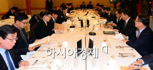 [포토]회의 주재하는 윤상직 장관