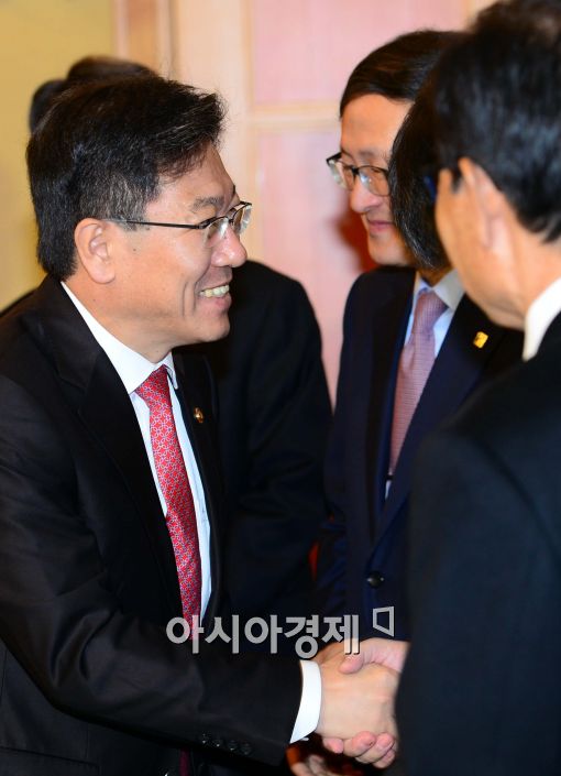 [포토]인사 나누는 윤상직 장관