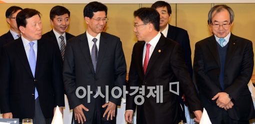 [포토]대화 나누는 윤상직 장관