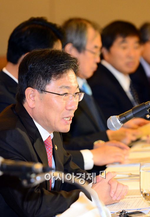 [포토]모두발언 하는 윤상직 산업통상자원부 장관