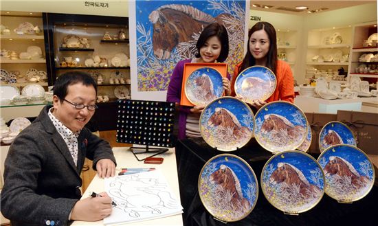[포토]'말의 해' 그림접시 선보인 한국도자기