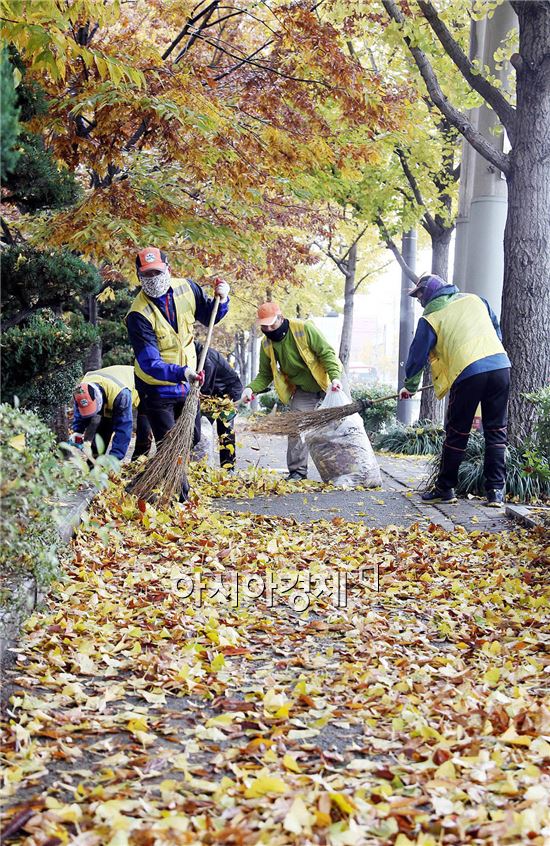 [포토]가로수 낙엽수거 재활용 하는 광주시 북구청