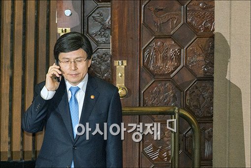 [포토]'심각한(?) 통화중'