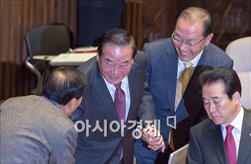 [포토]'인사할 손이 모자르네'