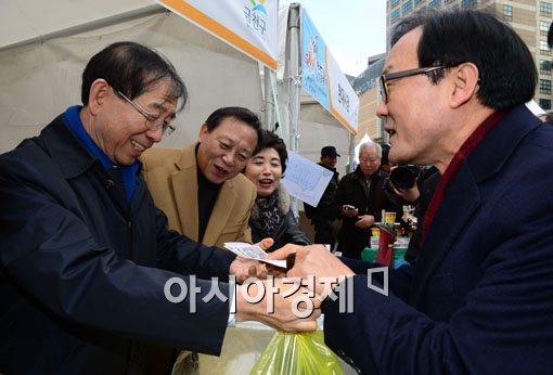 [포토]이순우 우리은행장에게 떡 파는 박원순 서울시장 