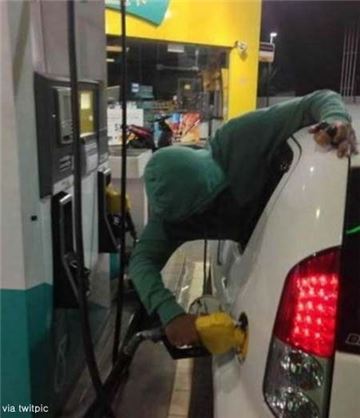 셀프 주유의 달인 "차 속에서 주유하기, 어렵지 않아요"