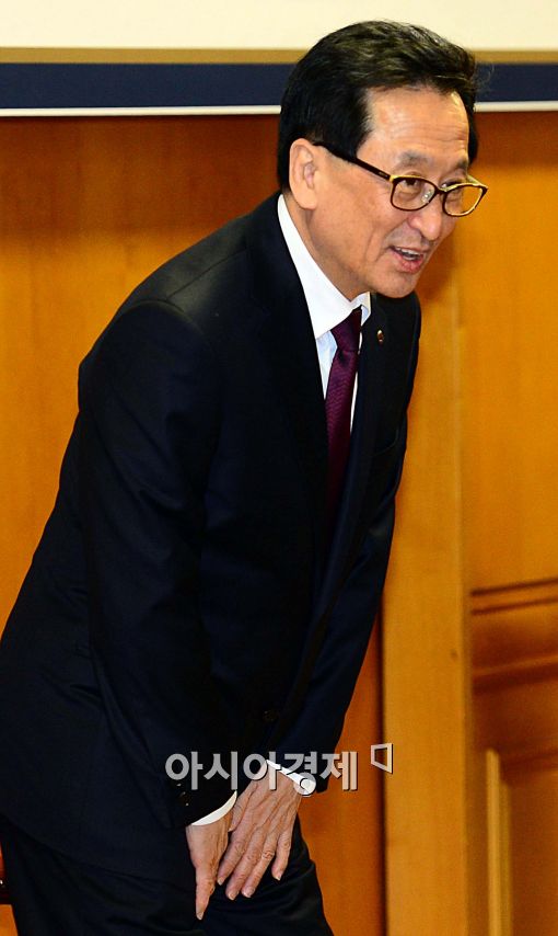 [포토]인사하는 최수현 금융위원장