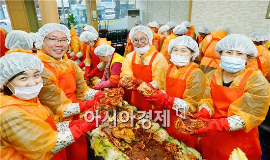 [포토]광주 동구,사랑의 김치나눔 행사 개최