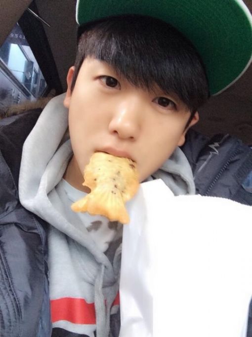 박형식, 잉어빵 물고 인증샷 …"다 먹어버리겠다"