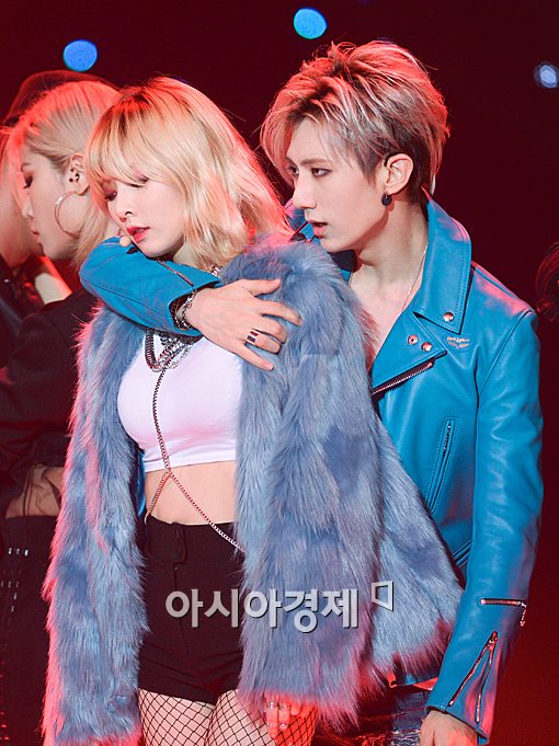 [포토]장현승-현아, 위험한 백허그