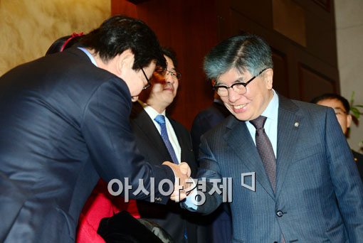 [포토]밝은 표정의 김중수 한은 총재 