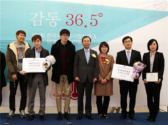김경만 현대엔지니어링 사회공헌팀장(오른쪽에서 두번째)이 제1회 '한국자원봉사영상제'에서 심사위원특별상을 수상한 후 수상자들과 함께 기념촬영을 하고 있다.