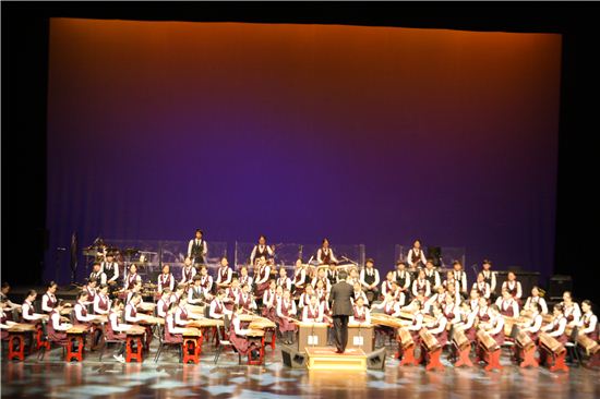국립국악학교(교장 신현남)가 20일 성남아트센터 오페라하우스에서 '성남시민을 위한 우리가락과 춤'을 공연한다. 사진은 국립국악학교 공연 모습이다.