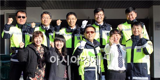 함평경찰서 교통관리계 직원들이 파이팅을 외치고 있다.
