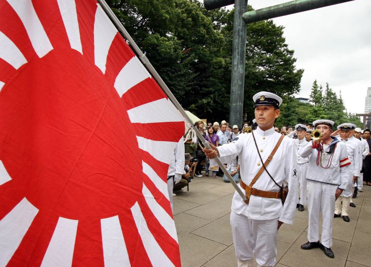 일본 해상자위대원이 군국주의의 상징으로 통하는 욱일승천기를 들고 행진하고 있다.(아시아경제 DB, ※기사 내용과 직접적 관련은 없습니다.)