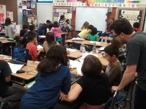 미국 LA 컬버시에 위치한 라발로나 초등학교 (La Ballona Elementary School) 5학년 학생들이 수학 수업 시간에 G러닝 콘텐츠로 수업을 하고 있다. 