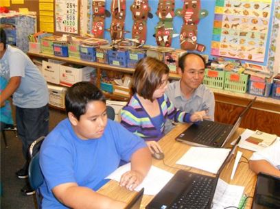 국 LA 컬버시에 위치한 라발로나 초등학교 (La Ballona Elementary School) 5학년 학생들이 수학 수업 시간에 G러닝 콘텐츠로 수업을 하고 있다. 맨 오른쪽은 위정현 교수.