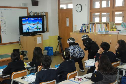 유석초등학교 학생들이 게임을 이용해 체육을 즐기고 있다.
