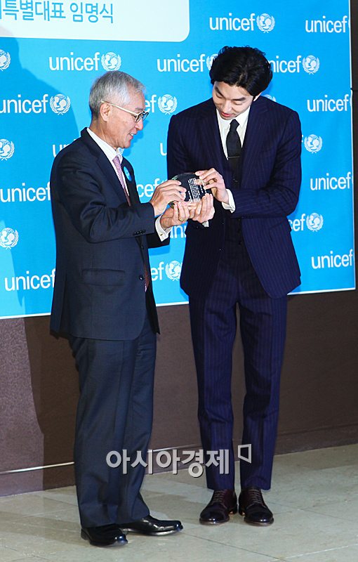 [포토]공유, '임명패가 신기해'