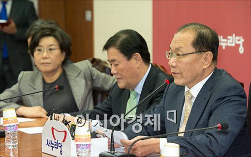 [포토]발언하는 황우여 대표