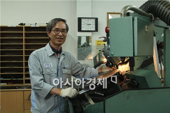 이번에 시집을 발간한 대우조선해양 LNGC 생산그룹 이일문 기감(55) (사진제공=대우조선해양)