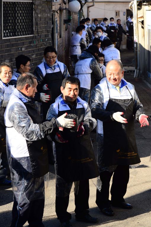 [포토]남양유업, '다함께 연탄 배달 해요~'