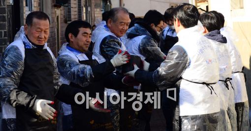 [포토]연탄 배달 행사 진행하는 남양유업-전국대리점협회
