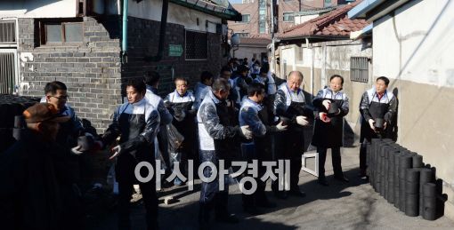 [포토]남양유업, 연탄 배달 봉사