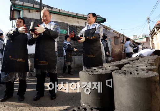 [포토]연탄배달 봉사하는 남양유업