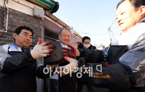 [포토]남양유업, 연탄배달 봉사 열심히