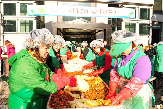 [포토]중랑구 사랑의 김장 담그기 