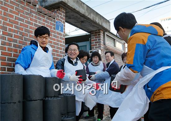 [포토]노희용 광주시 동구청장, 사랑의 연탄나눔 행사 개최