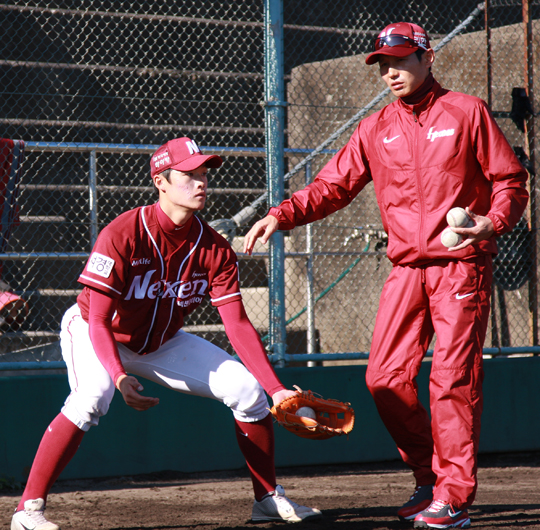 임병욱의 수비 자세를 교정 중인 염경엽 감독[사진=넥센 히어로즈 제공]