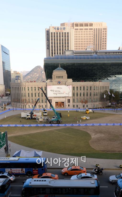 [포토]스케이트장 개장 준비 한창인 서울시청