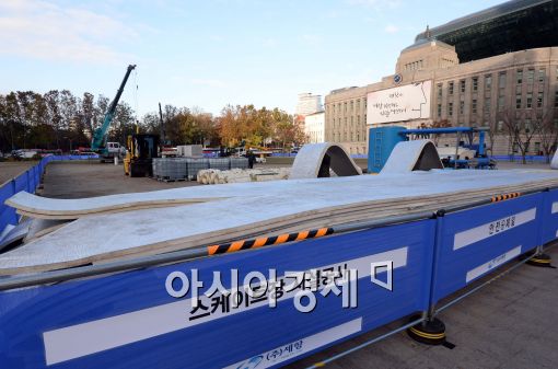 [포토]서울시청, 야외 스케이트장 개장 준비