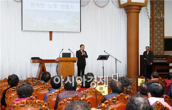 [포토]노희용 동구청장, 서석교회 실버대학 특별강연