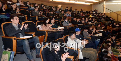 [포토]진지하게 강연 경청 중인 시민들