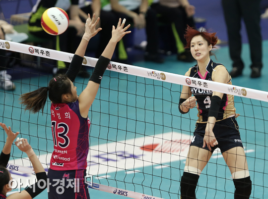 [포토] 황연주 '힘껏 때린다'