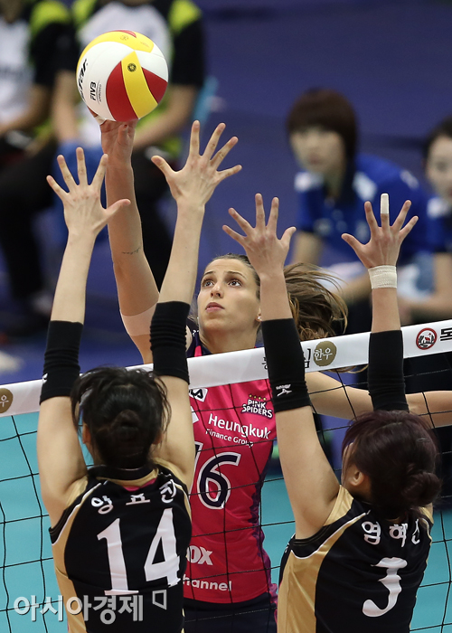 [포토] 바실레바 '키를 넘겨볼까'