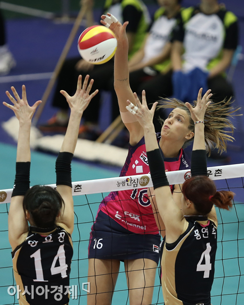 [포토] 바실레바 '힘차게 때린다'