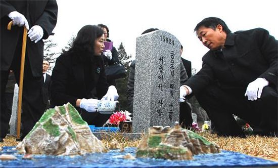국립대전현충원 사병 제2묘역에 안장된 고(故) 김병열 묘소에서 열린 독도수토 봉정식 모습. 