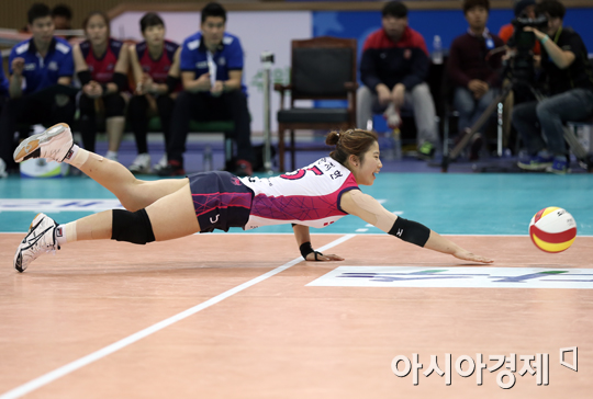 [포토] 한지현 '몸 던졌지만 팔이 짧아~'