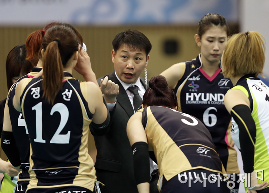 [포토] 작전지시 내리는 현대건설 황현주 감독