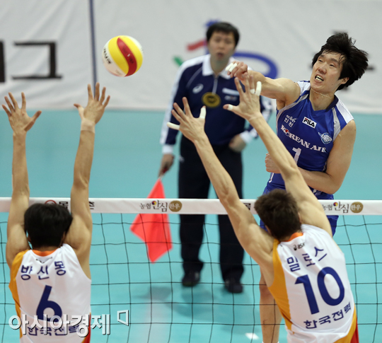 [포토] 스파이크 때리는 신영수